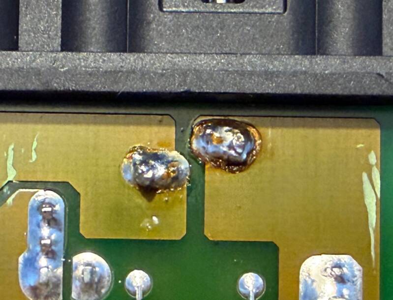 Close-up foto van verbrande soldeerpunten (dader van de startproblemen).