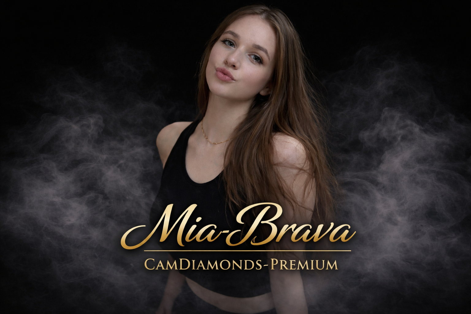 Mia Brava Premium Model CamDiamonds – langhaariges Model im eleganten Look mit schwarzem Hintergrund und Rauch Effekt