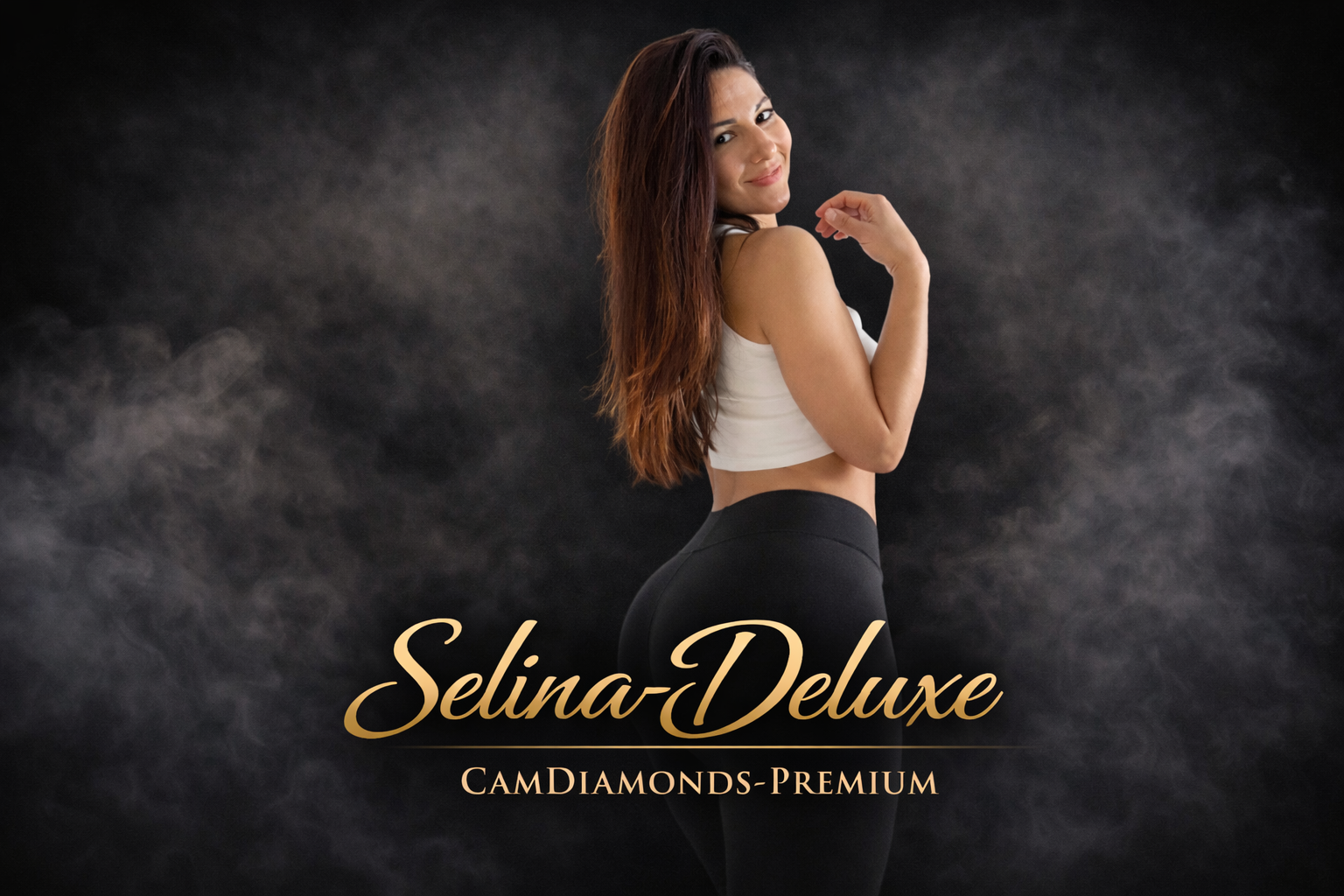 Selina Deluxe CamDiamonds Premium Model mit langen Haaren in Leggings vor schwarzem Hintergrund mit Rauch – exklusives Model für hochwertige Content Creator Plattform