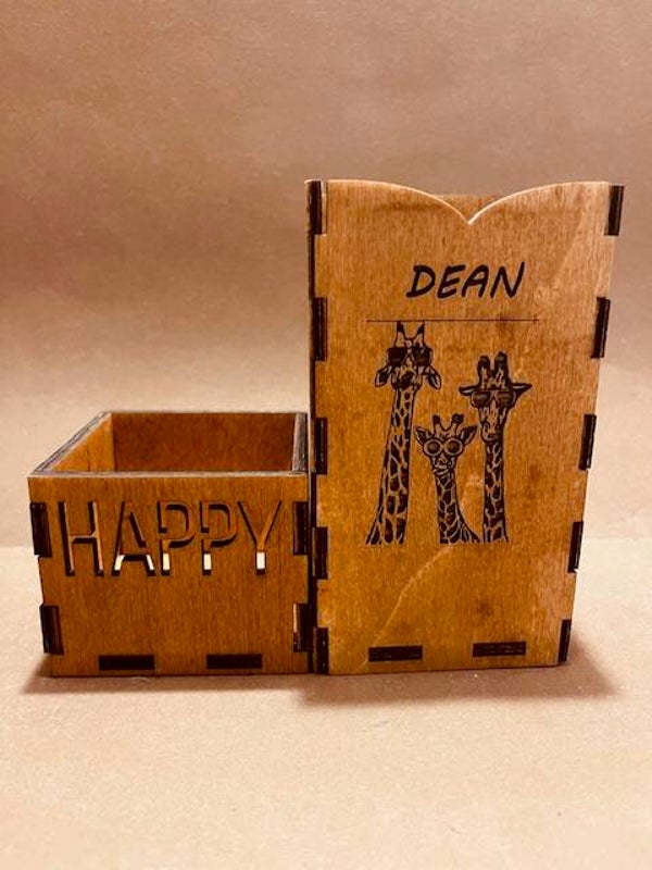 Gepersonaliseerde Pennenbak / Desk Organizer 2-delig (Naam-Standaard tekening giraffen-Happy) hout