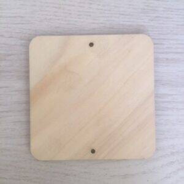 Vierkant met ophang gaten tegenover elkaar 17x17x0,4cm hout