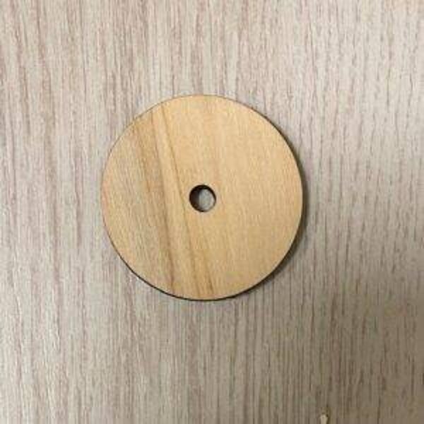 Schijf rond 5 cm met midden gat van 0,6 cm hout
