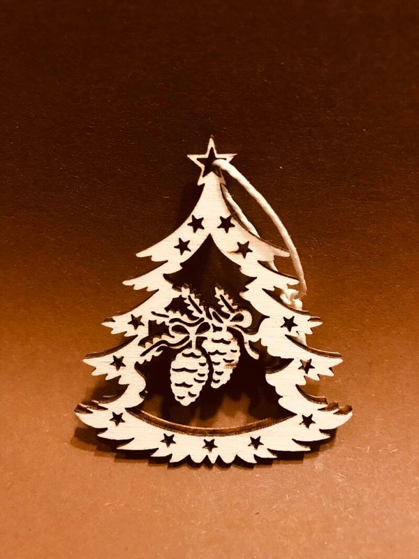 Kerst boom met denneappels hout en ophang gat diverse maten