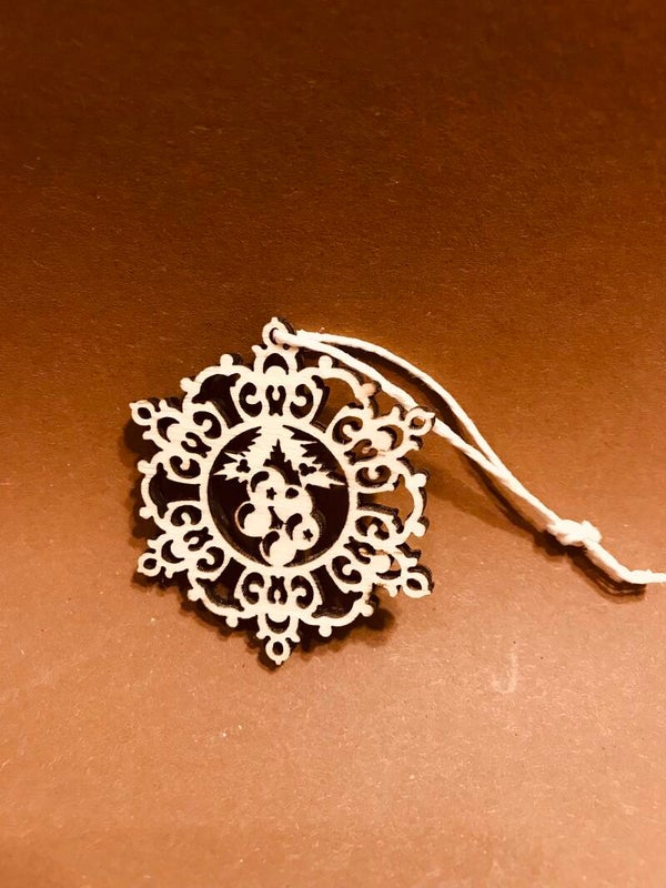 Sneeuw vlok 4 met kerstballen hout en ophang gaten diverse maten