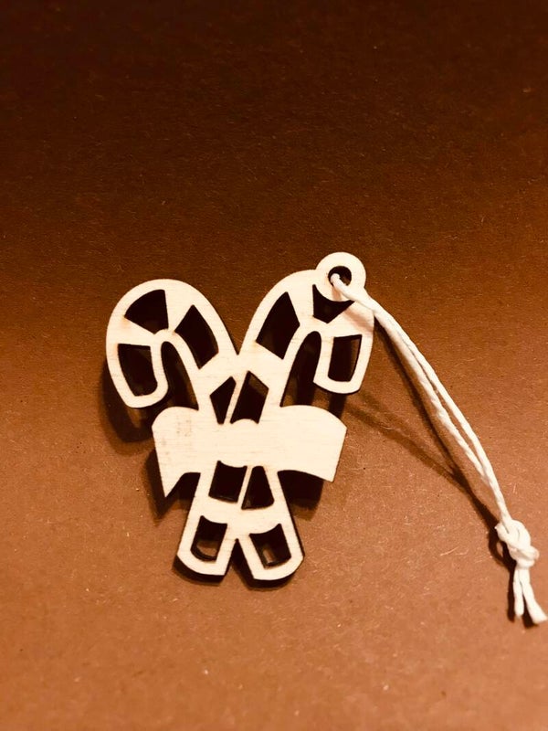 Twee zuurstokken met strik hout en ophang gat diverse maten