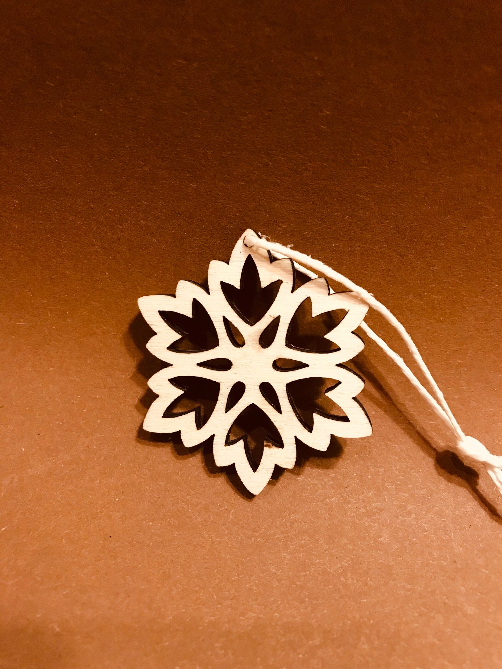 Sneeuw vlok 2 hout met ophang gat diverse maten