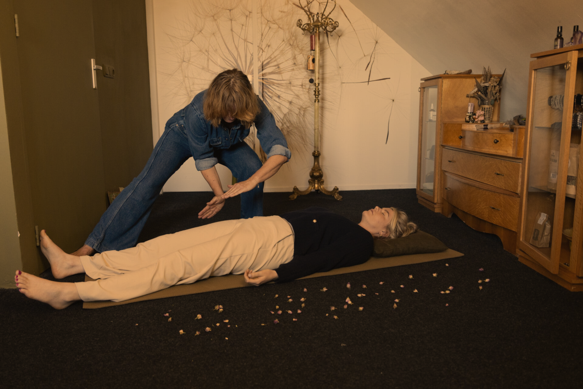 Aether Pieta energetische uitwisseling ontwikkeld door Pepita Luiten. Ervaar diepe rust en totale ontspanning en thuiskomen bij je ware essentie. Na een voetenbadje met rozenblaadjes en edelstenen kom je liggen op een comfortabel matras om heling te ontva