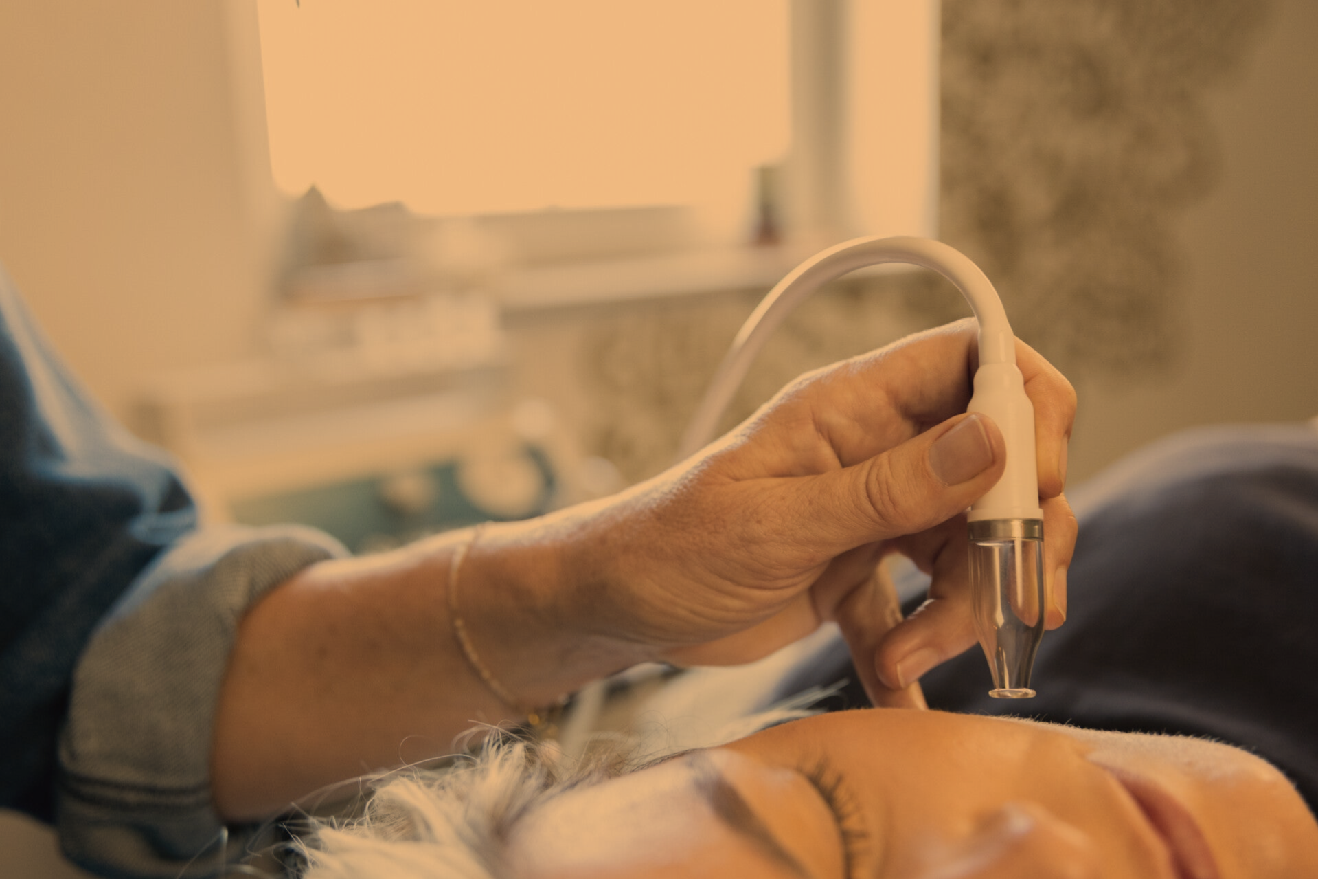 Diepte massage. Door het aanzuigen en weer loslaten ontstaat er een constante aangename druk in de cups. Gedurende de behandeling beweeg ik de cups of laat ze even stilstaan. Enorm ontspannend en klachten verminderend. Rug klachten, schouder/nek klachten.