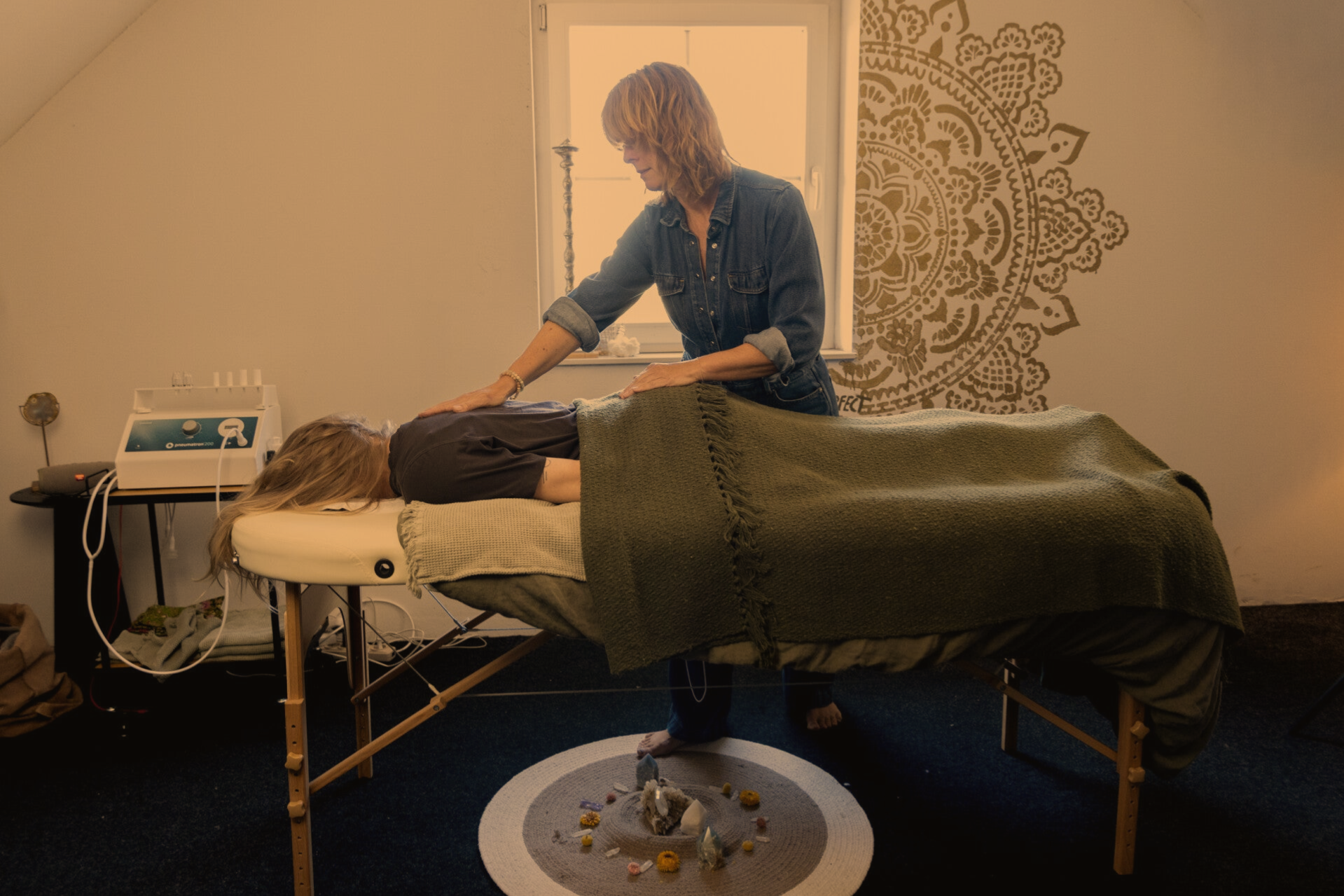 TTC talking to the chakras ontwikkeld door PEPITA LUITEN werken met chakras is werken met organen, spieren, brein, botten, klieren. Werken met acupunctuur punten die je zenuwstelsel kalmeren en je zelfherstellend vermogen activeren. Burn-out, altijd aan 