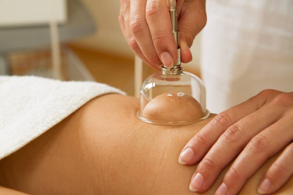 Diepte massage. Door het aanzuigen en weer loslaten ontstaat er een constante aangename druk in de cups. Gedurende de behandeling beweeg ik de cups of laat ze even stilstaan. Enorm ontspannend en klachten verminderend. Rug klachten, schouder/nek klachten.