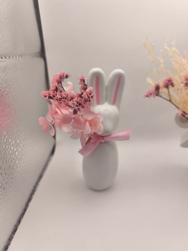 Lapin avec fleurs séchées