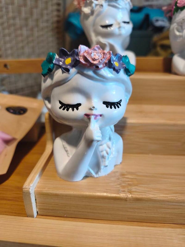 Petite demoiselle sans fleurs