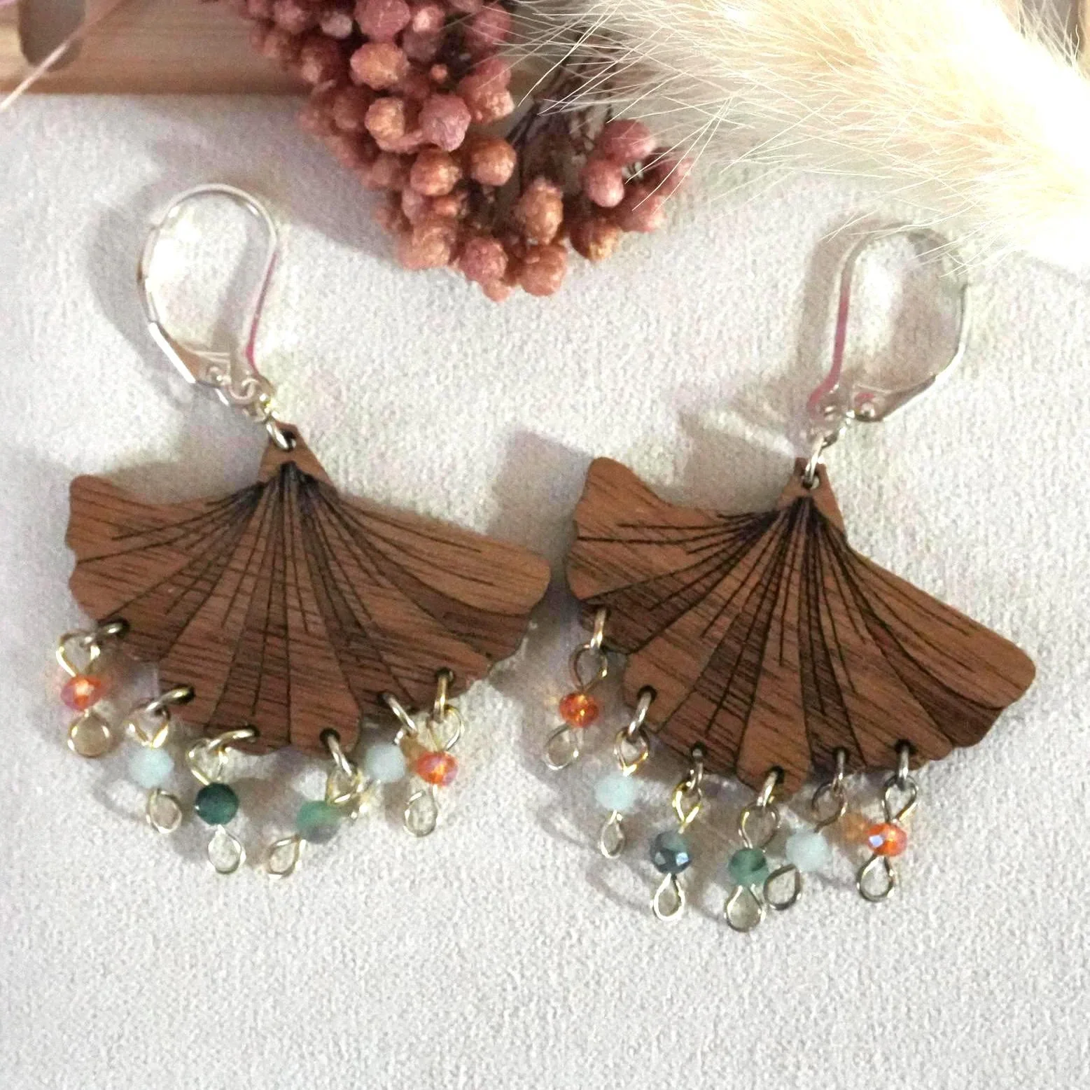 Holz und Perlen Ohrring Ginkoblatt