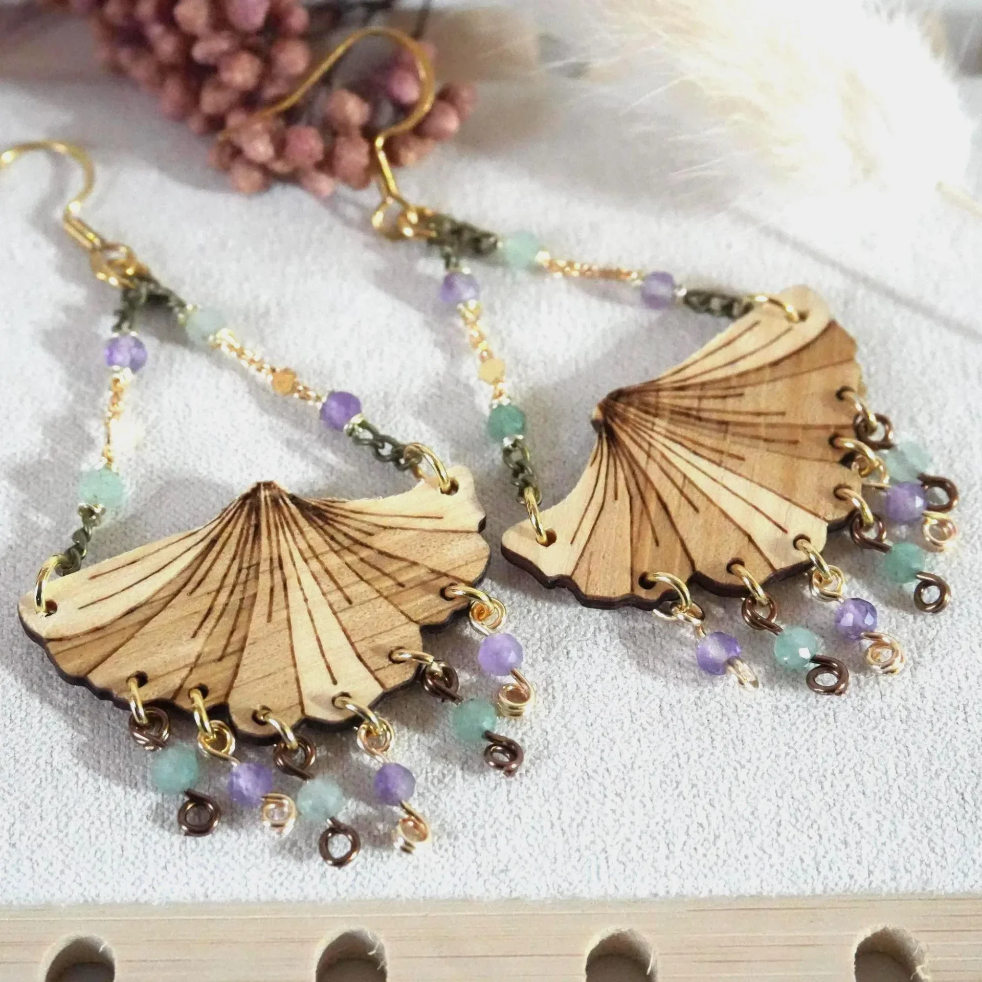 Chandelier Holz Ohrring aus Zirbe in Ginkgo-Blattform mit Perlenanhängern