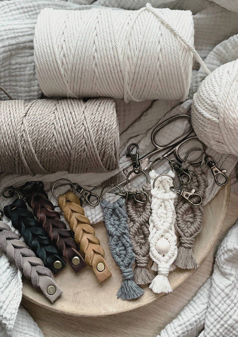 Bei frausorores findest du personalisierte und handgemachte Geschenkboxen, Geschenksets, Postkarten, Kerzen, Makrameearbeiten,  Schlüsselanhänger, Geschenkgläser, Trockenblumen und vieles mehr für die verschiedensten Anlässe wie Hochzeit, Geburtstag, usw.