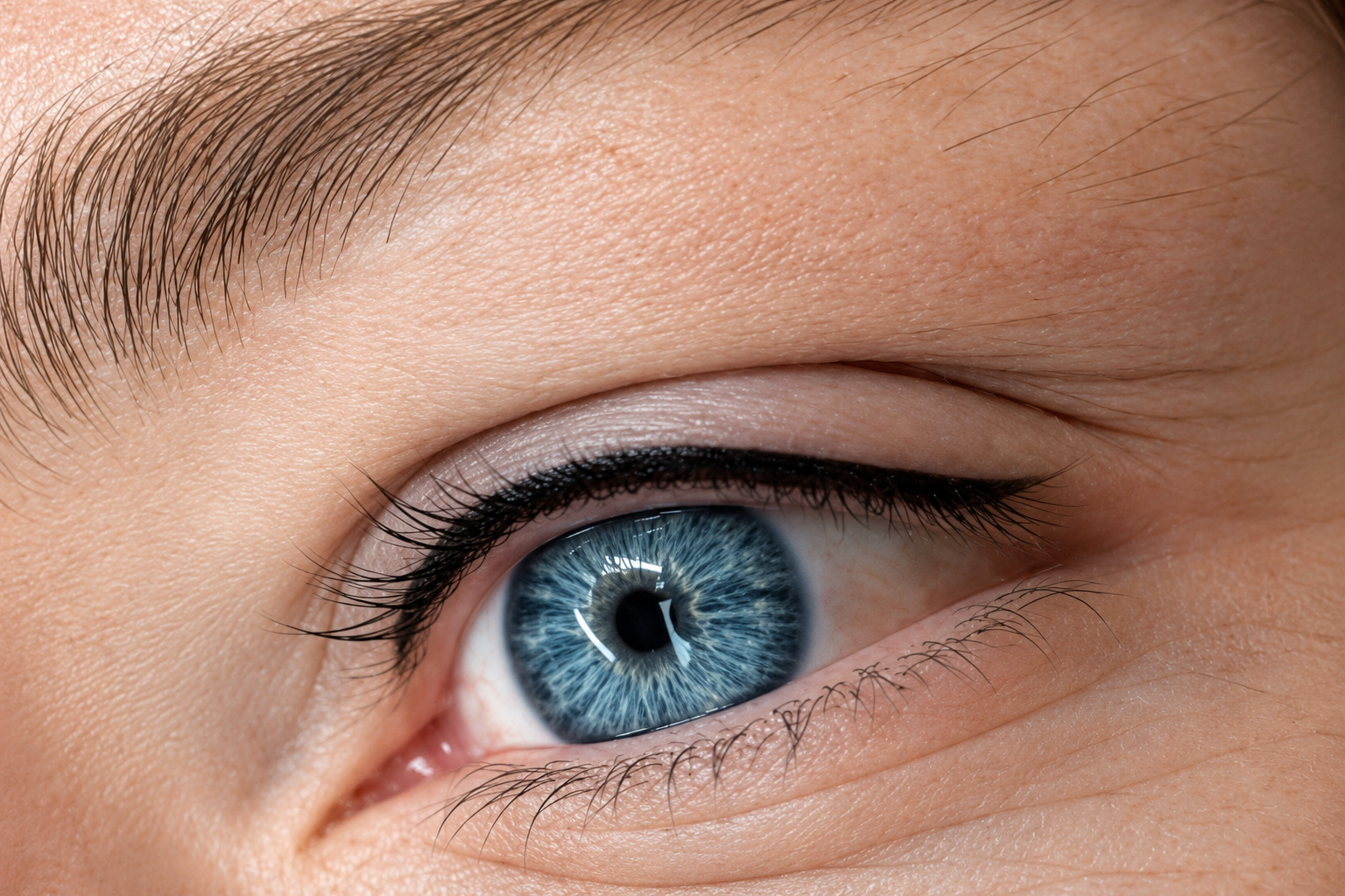 Natuurlijke permanente eyeliner bij Skintastic Brugge