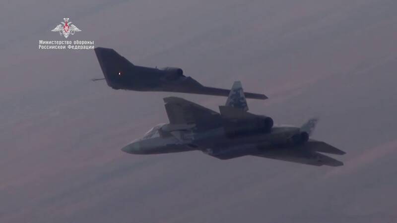 Sukhoi Su-57 Felon fighter withe the Sukhoi S-70 Okhotnik-B UCAV drone testing the MUM-T concept.