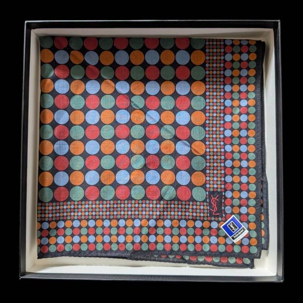 Carré Yves Saint Laurent neuf avec boîte