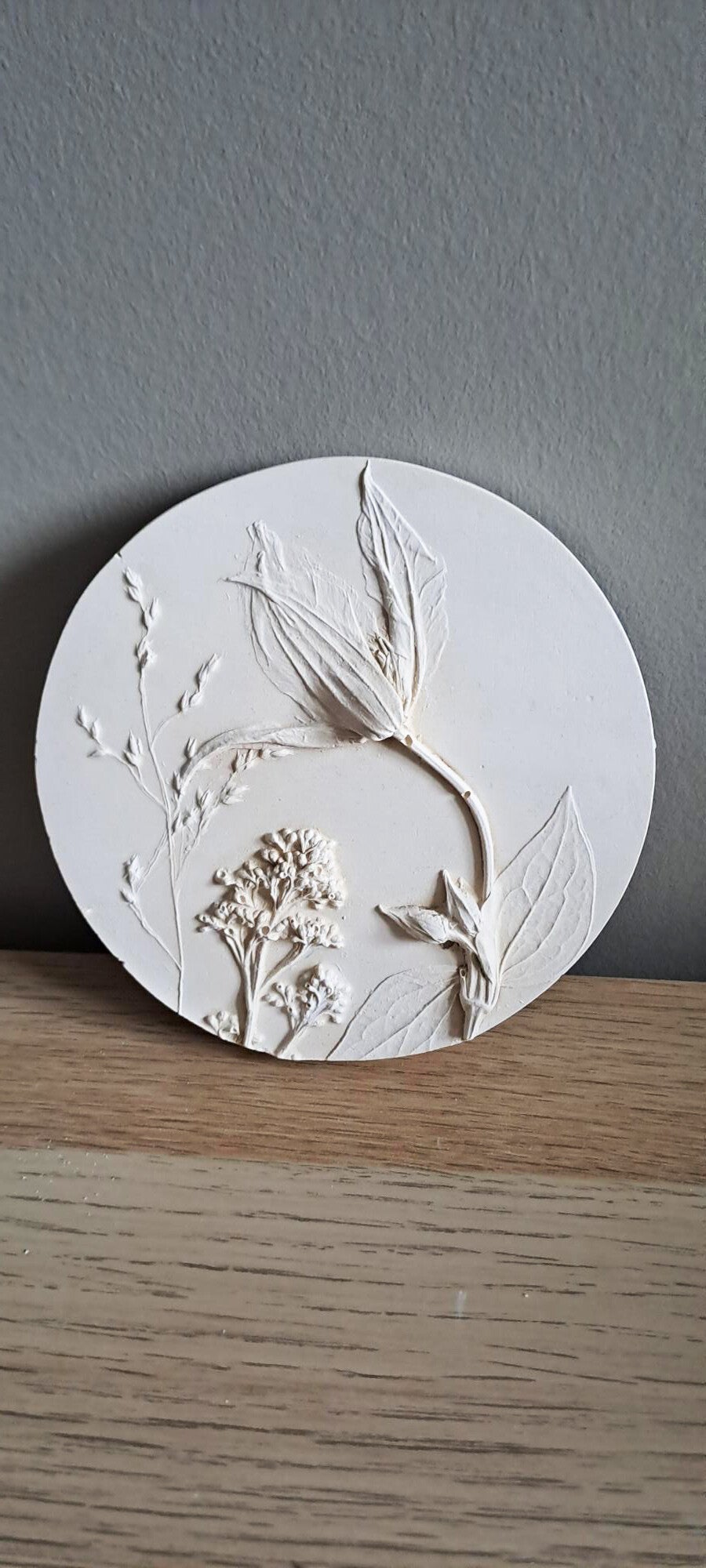 Ronde botanische gipstegel - Handgemaakt, uniek natuurreliëf