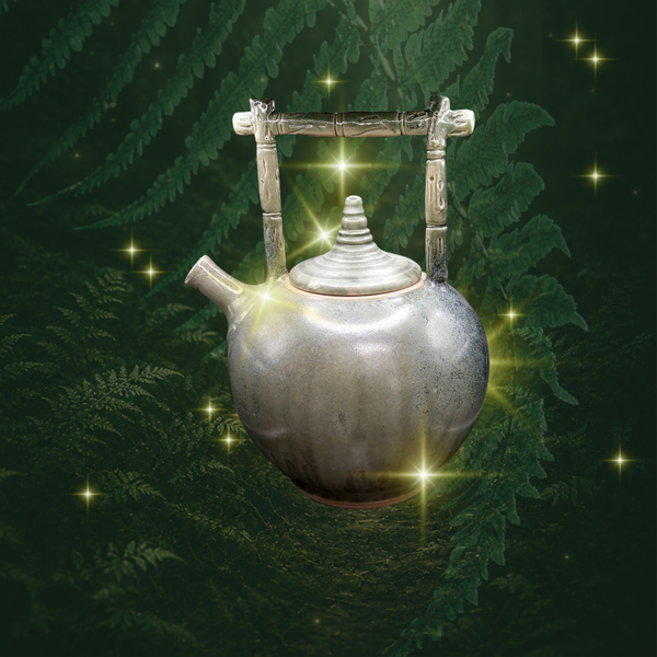 Theepot met keramiek handvat uit het atelier van Martien Dalessi