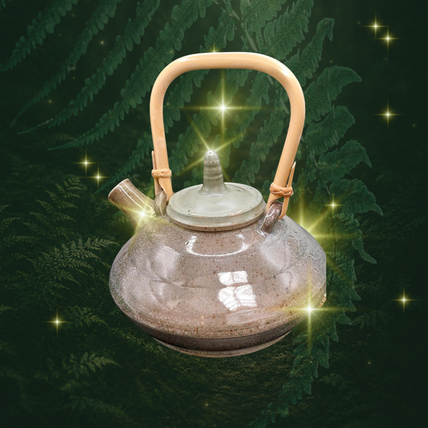 Theepot met bamboe handvat uit het atelier van Martien Dalessi
