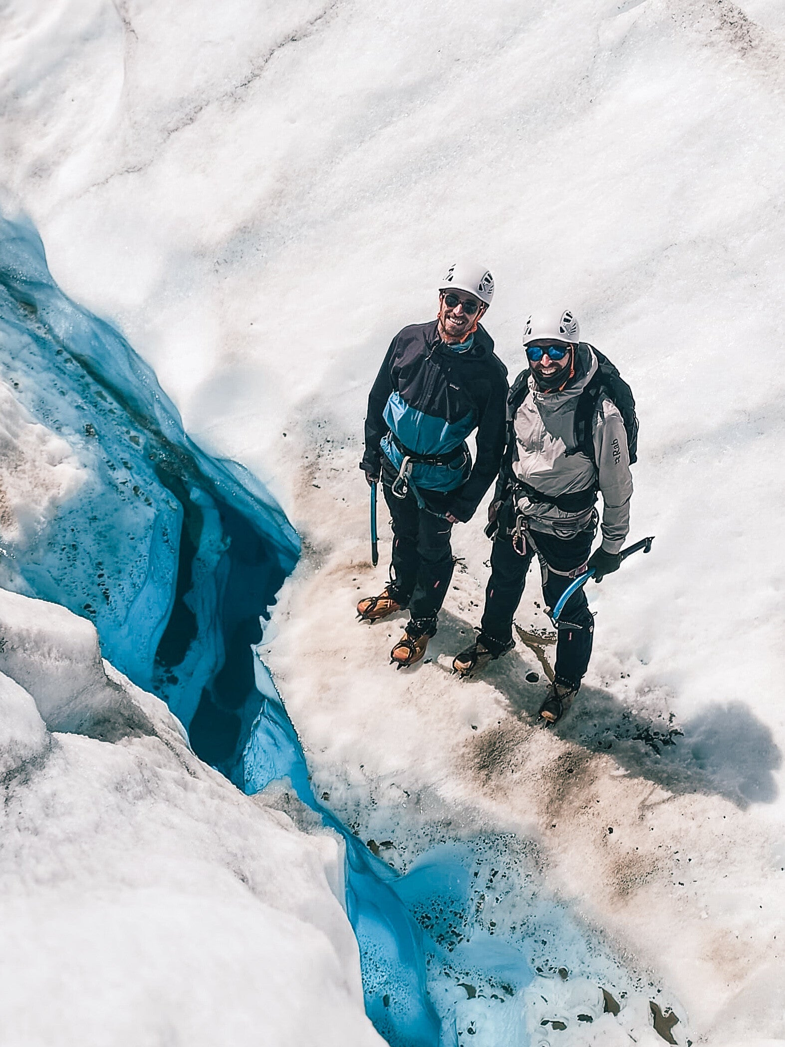 Deux voyageurs sur un glacier en Patagonie avec leur équipement