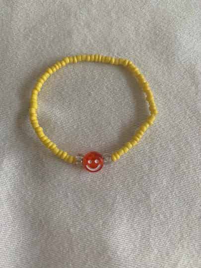 Armband geel met rode smiley