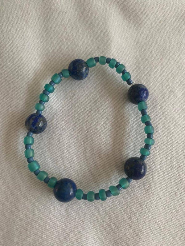 Armband groen met blauwe glas/stenen kralen