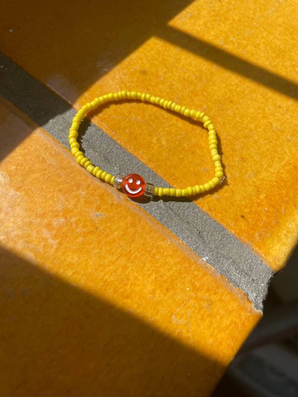 Armband geel met oranje smiley