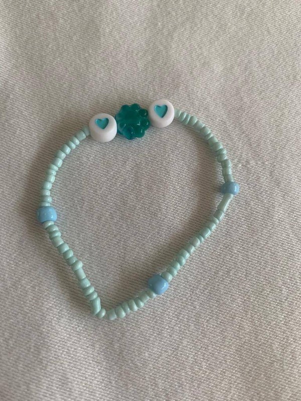 Armband licht blauw of groen met hartjes