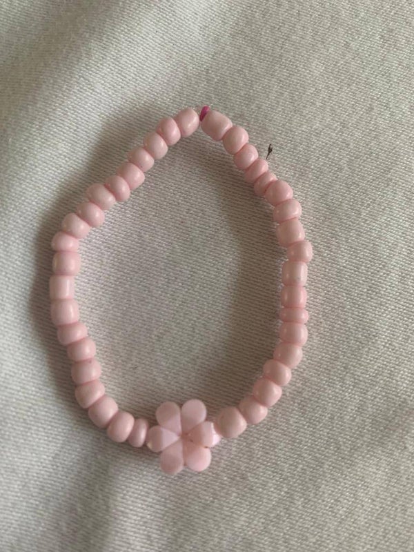 Armband licht roze met bloem
