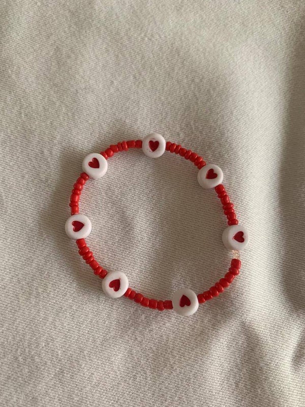 Armband rood en wit met hartjes
