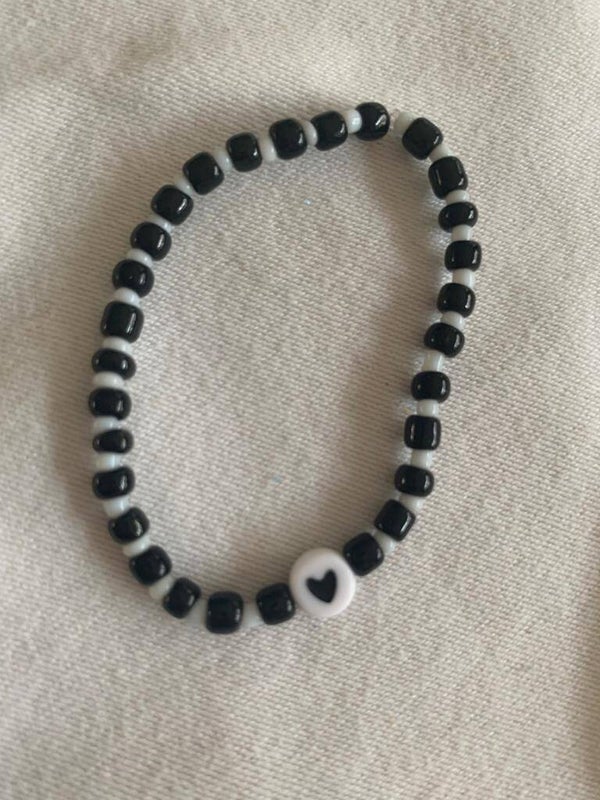 Armband zwart met wit met hartje