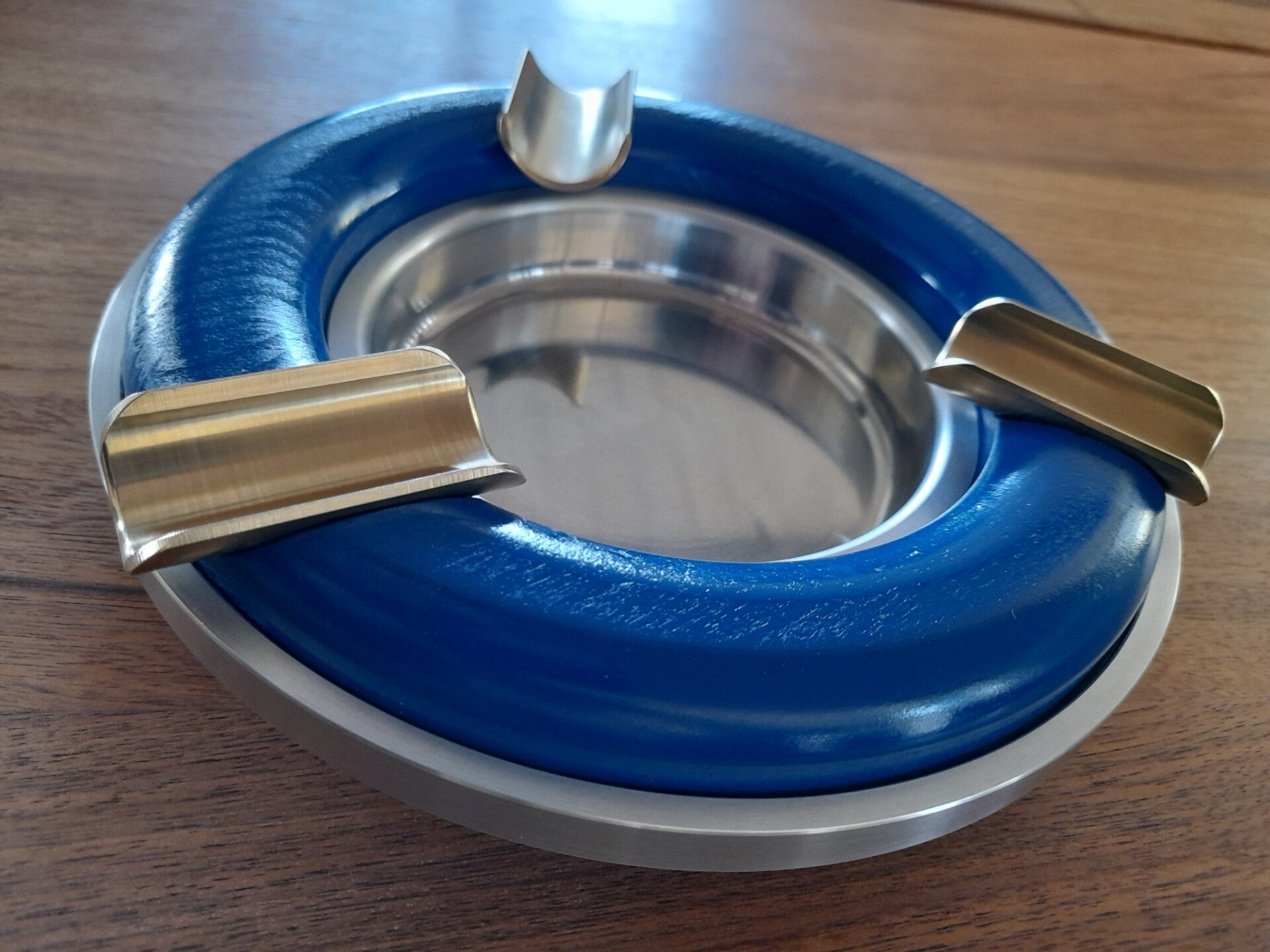 Aschenbecher Boden poliert