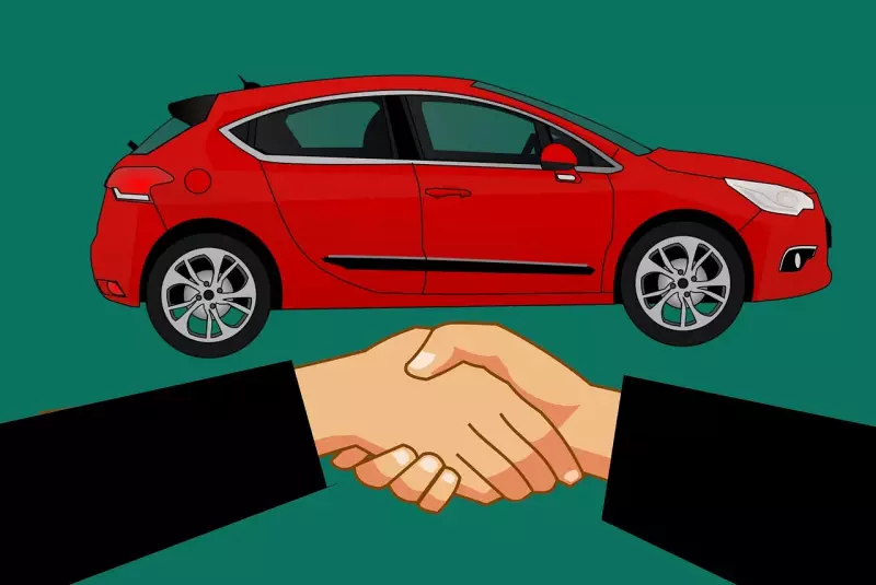 Una stretta di mano che identifica il positivo accordo tra cliente e consulente per il noleggio a lungo termine