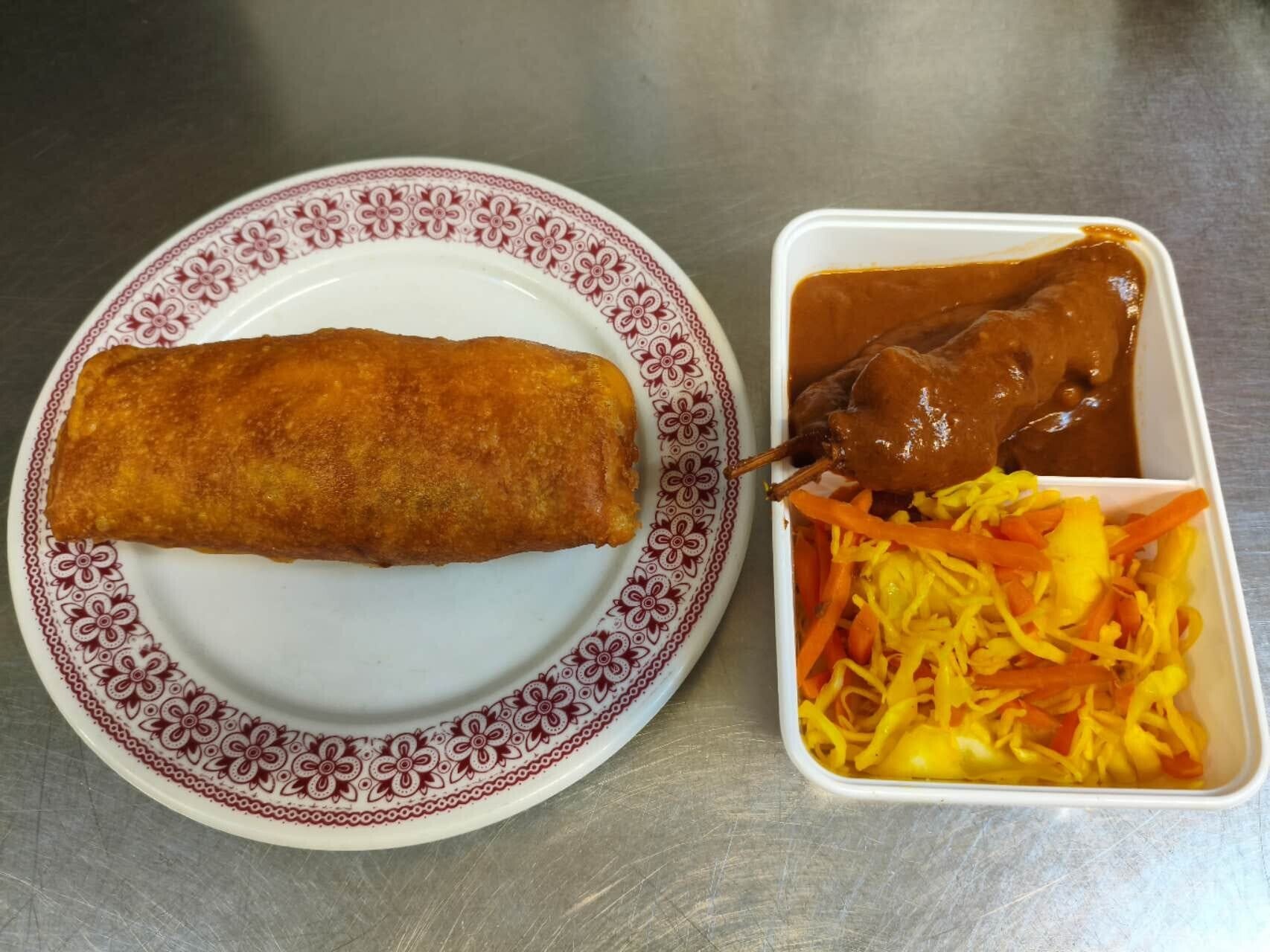 122 Loempia speciaal met 2 stokjes saté en atjar