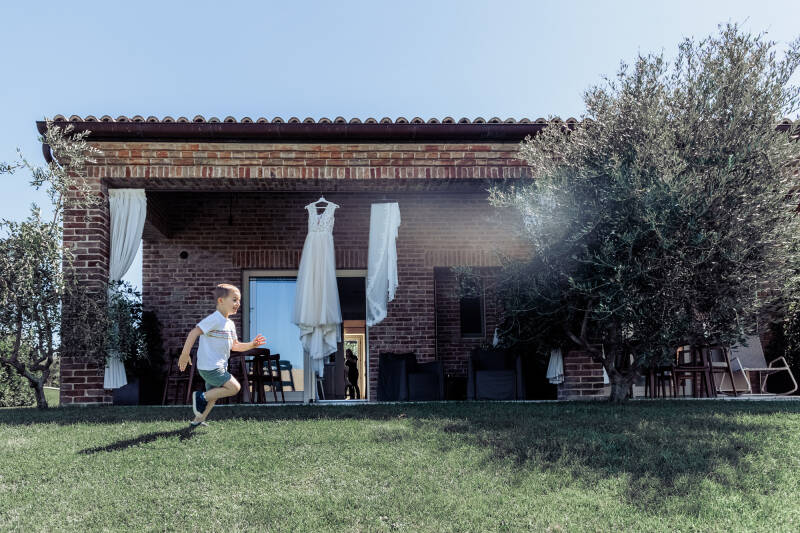 Preparazione della sposa durante un matrimonio al Filodivino Wine Resort | Paolo Barigelli fotografo wedding marche