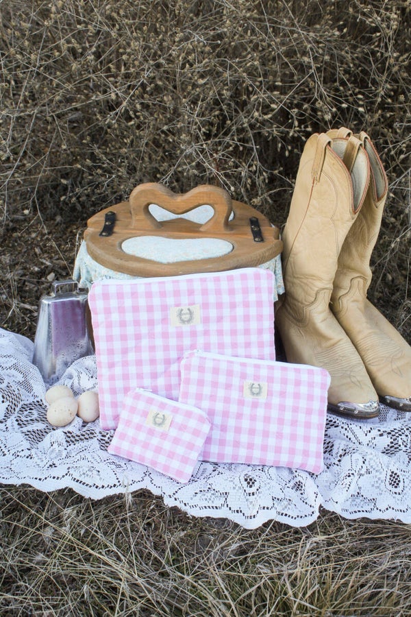 Dolly's Darlin 🎀✨ - zip pouch