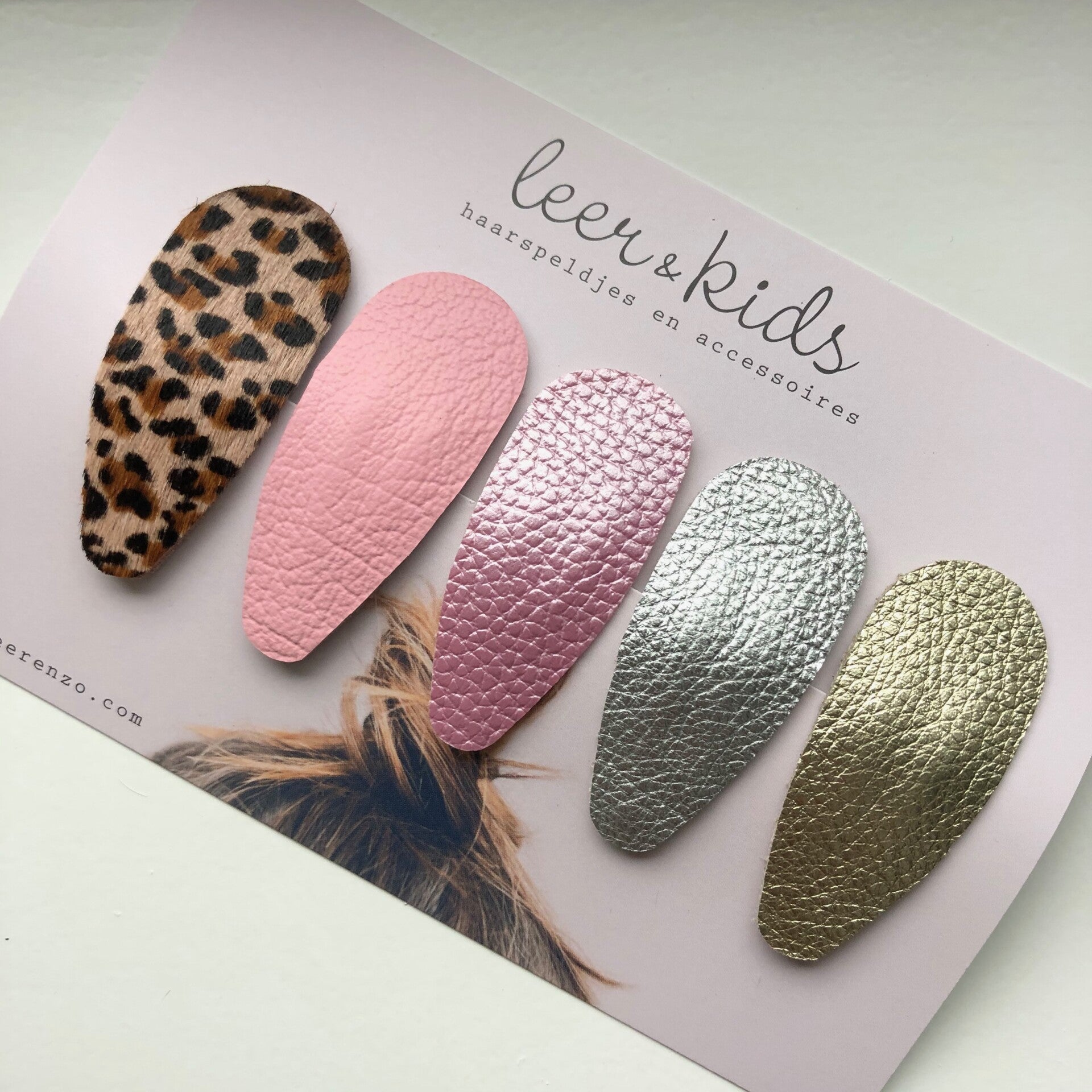 Leren haarspeldjes meisje 16