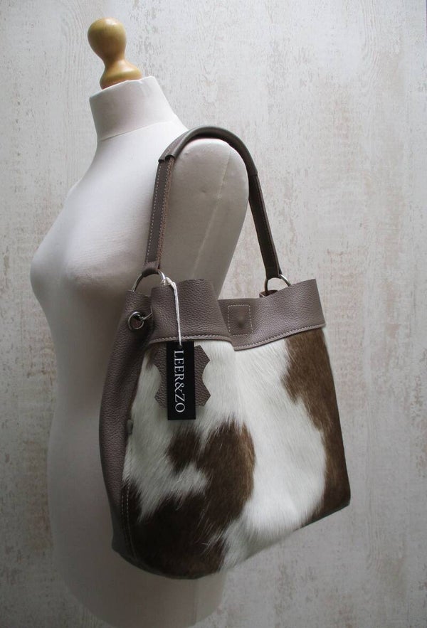 Taupe leren buideltas koeienhuid taupe/wit