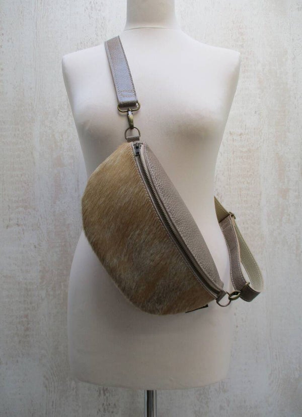 Taupe leren fanny pack / heuptas cognac/grijs koeienhuid