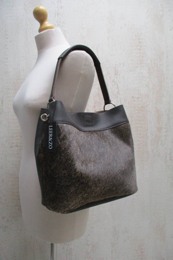 Bruin leren buideltas koeienhuid donkerbruin