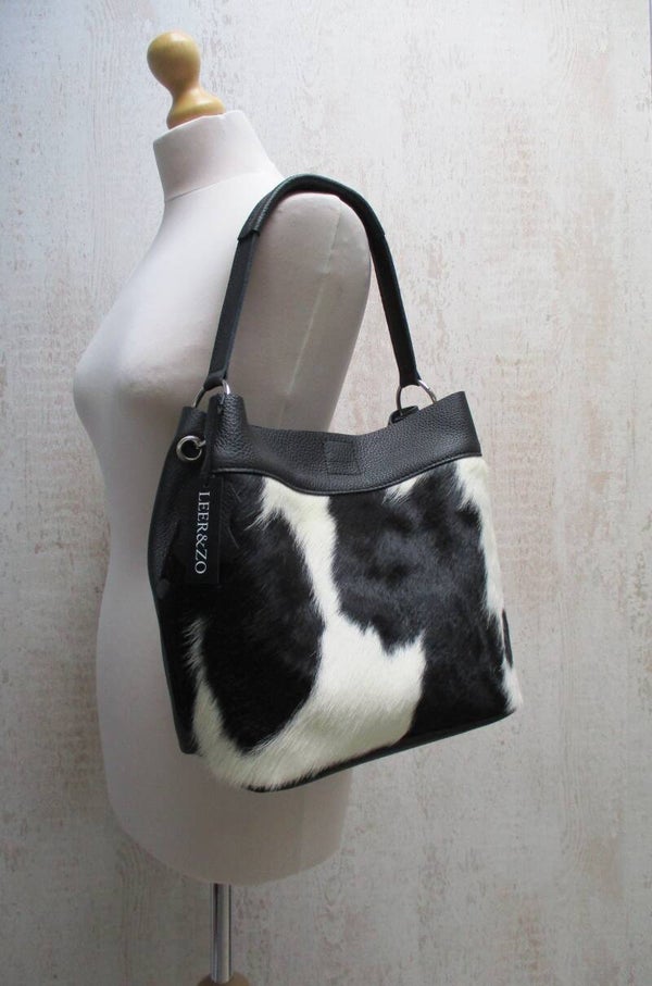 Zwart leren buideltas koeienhuid zwart/wit