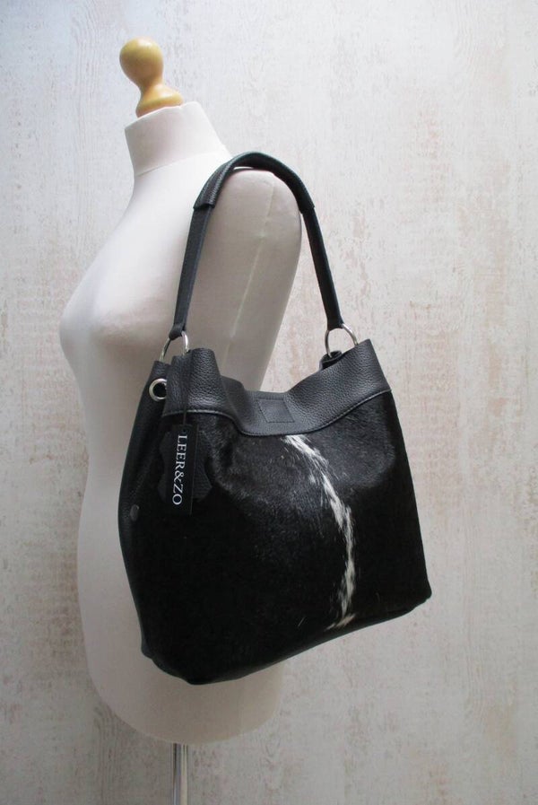 Zwart leren buideltas koeienhuid zwart/wit