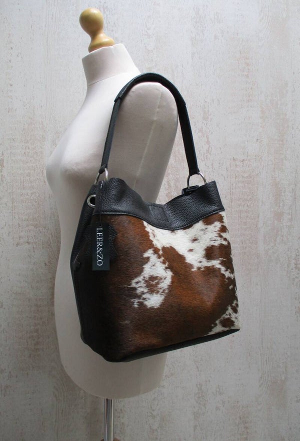 Zwart leren buideltas koeienhuid donkerbruin/wit