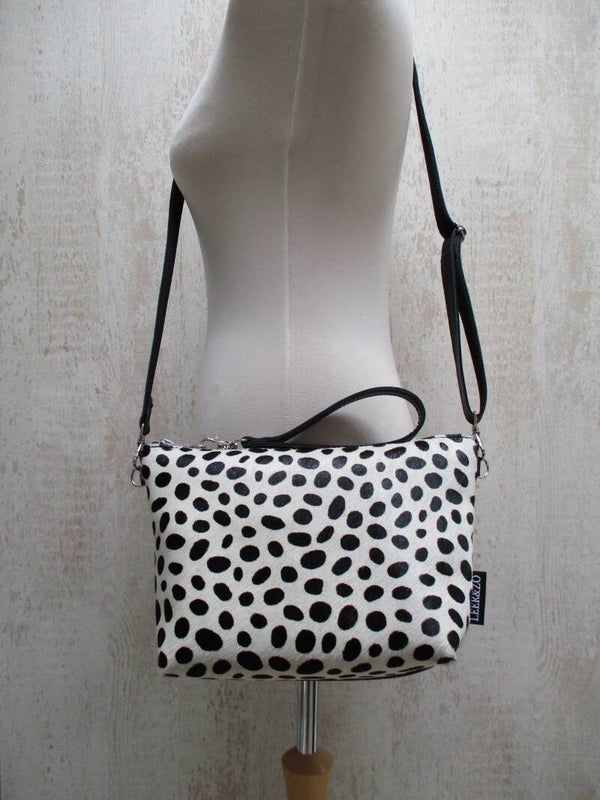 Zwart leren schoudertas dalmatiër koeienhuid