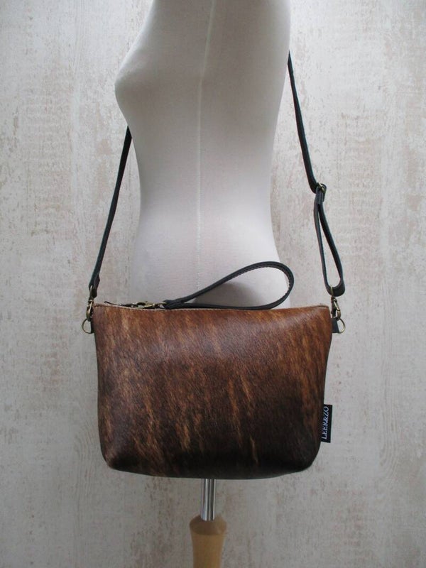 Zwart leren schoudertas donkerbruin koeienhuid