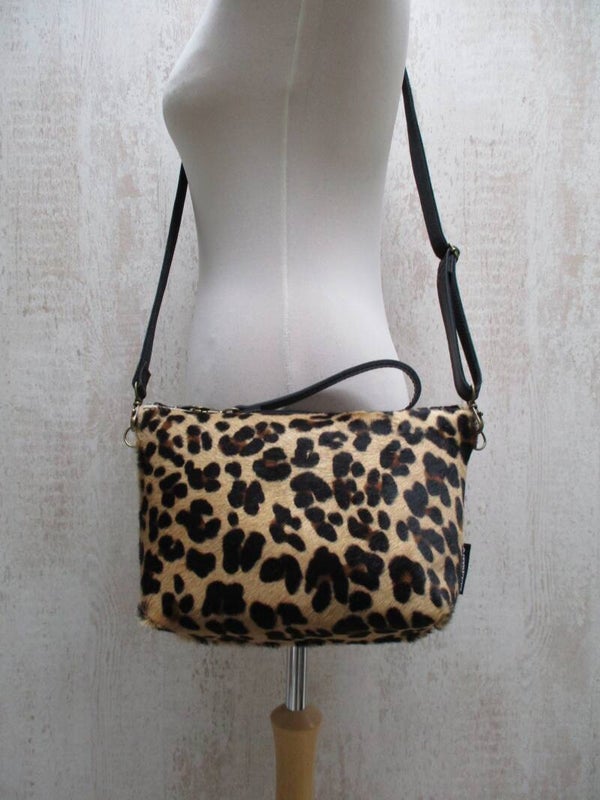 Zwart leren schoudertas luipaard koeienhuid