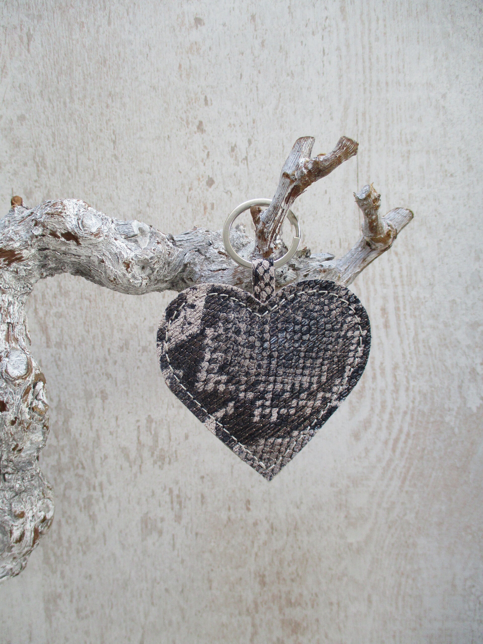 Leren sleutelhanger slangenprint