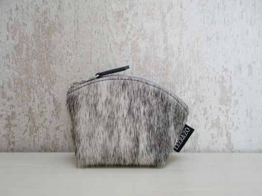 Koeienhuid make-up tasje grijs/wit